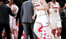 九游娱乐官方-包含篮球联赛中一支球队大获全胜，提前锁定季后赛名额的词条