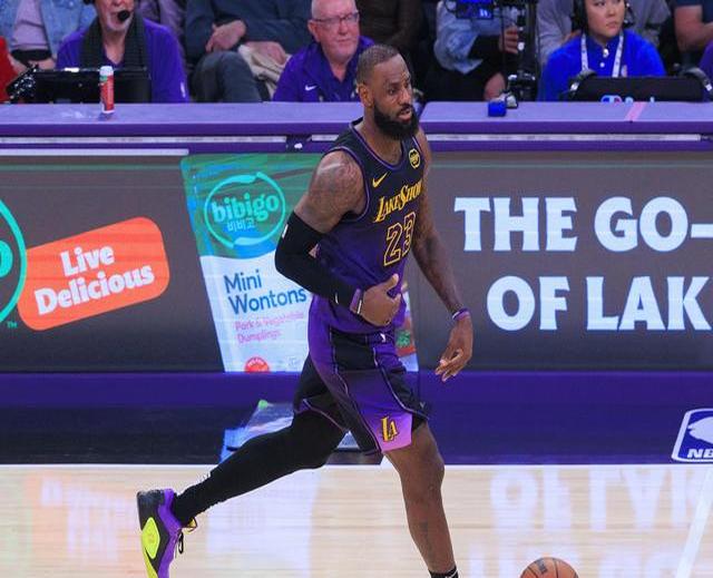 包含湖人控卫连砍+带领球队逆转开拓者助球队迎来胜利的词条