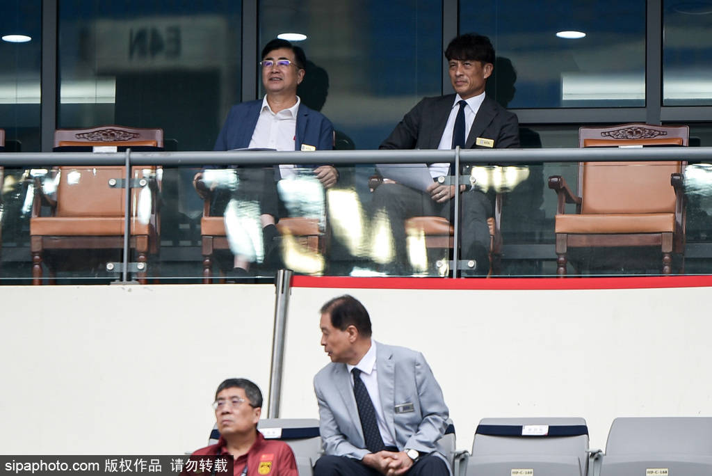 裁判判罚争议,引起球迷不满抗议 裁判判罚争议,引起球迷不满抗议