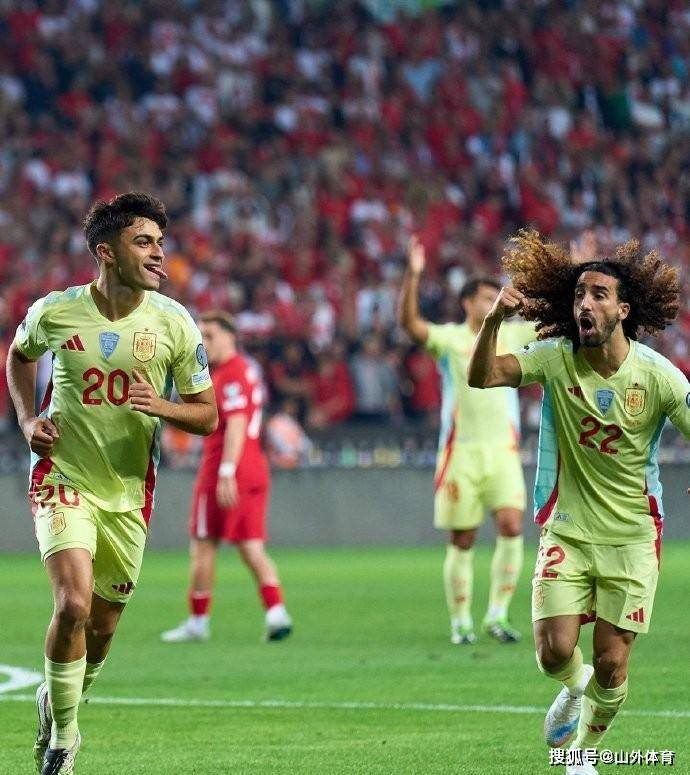 西班牙队击败乌克兰,领跑小组 西班牙队击败乌克兰,领跑小组
