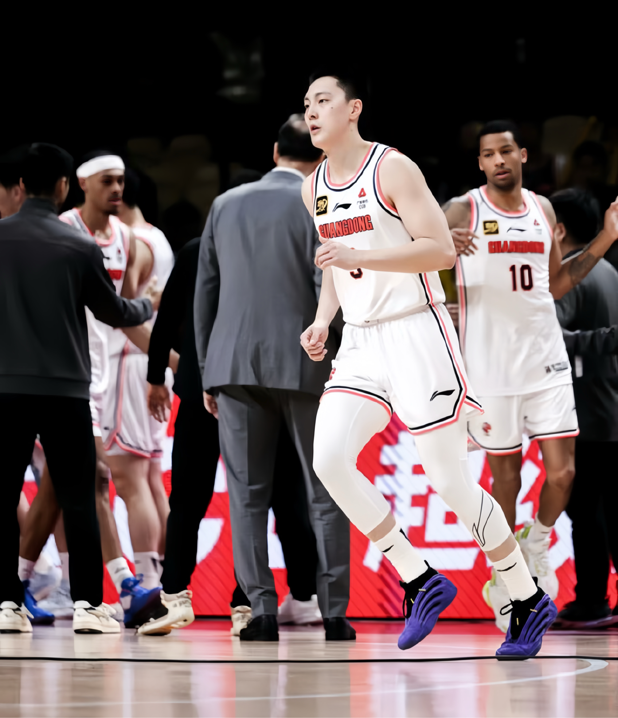 包含篮球联赛中一支球队大获全胜，提前锁定季后赛名额的词条