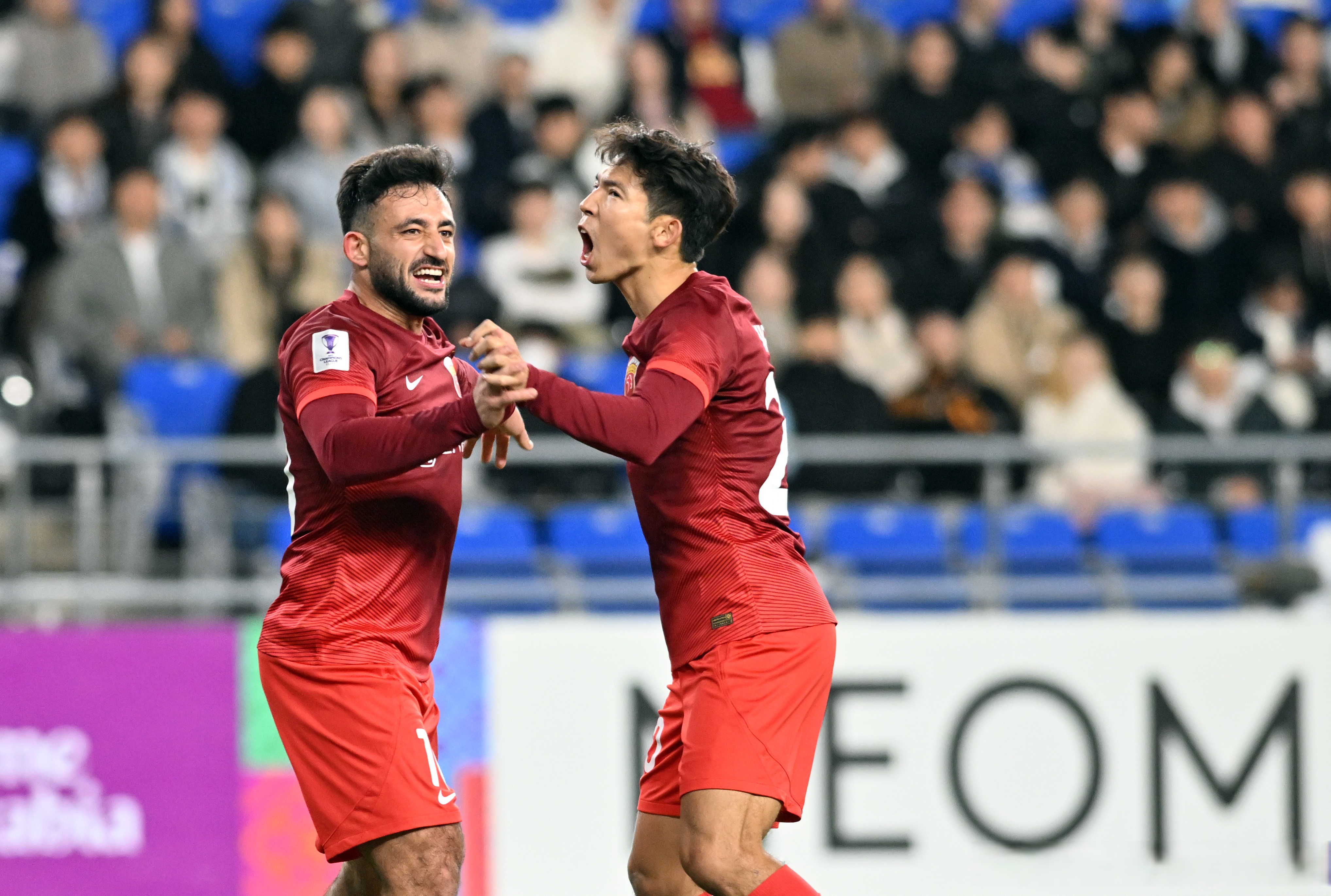 球队在比赛中奋勇争先,比分激烈反复变化 球队在比赛中奋勇争先,比分激烈反复变化