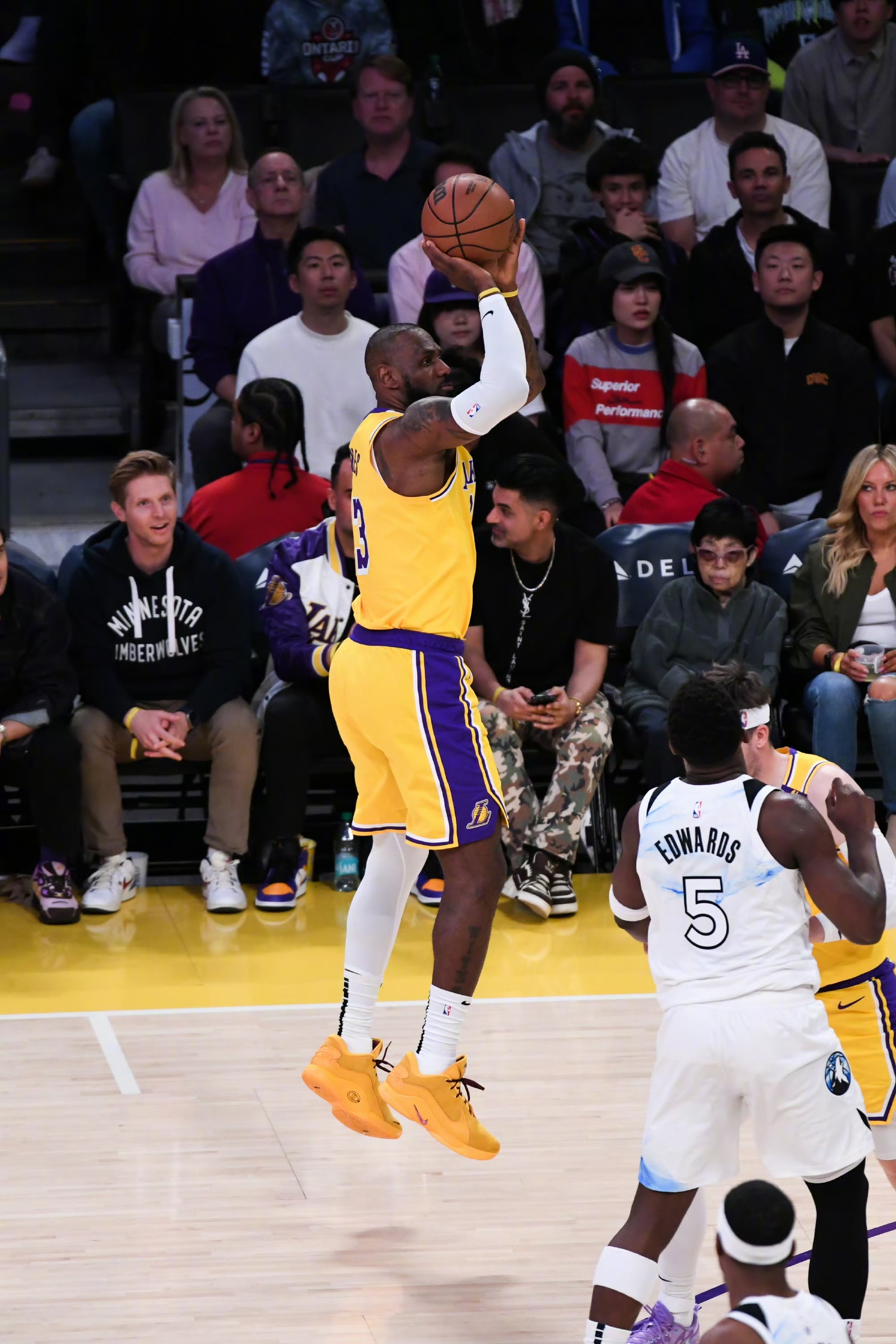 勒布朗率湖人取胜森林狼,保持不败的简单介绍 勒布朗率湖人取胜森林狼,保持不败的简单介绍