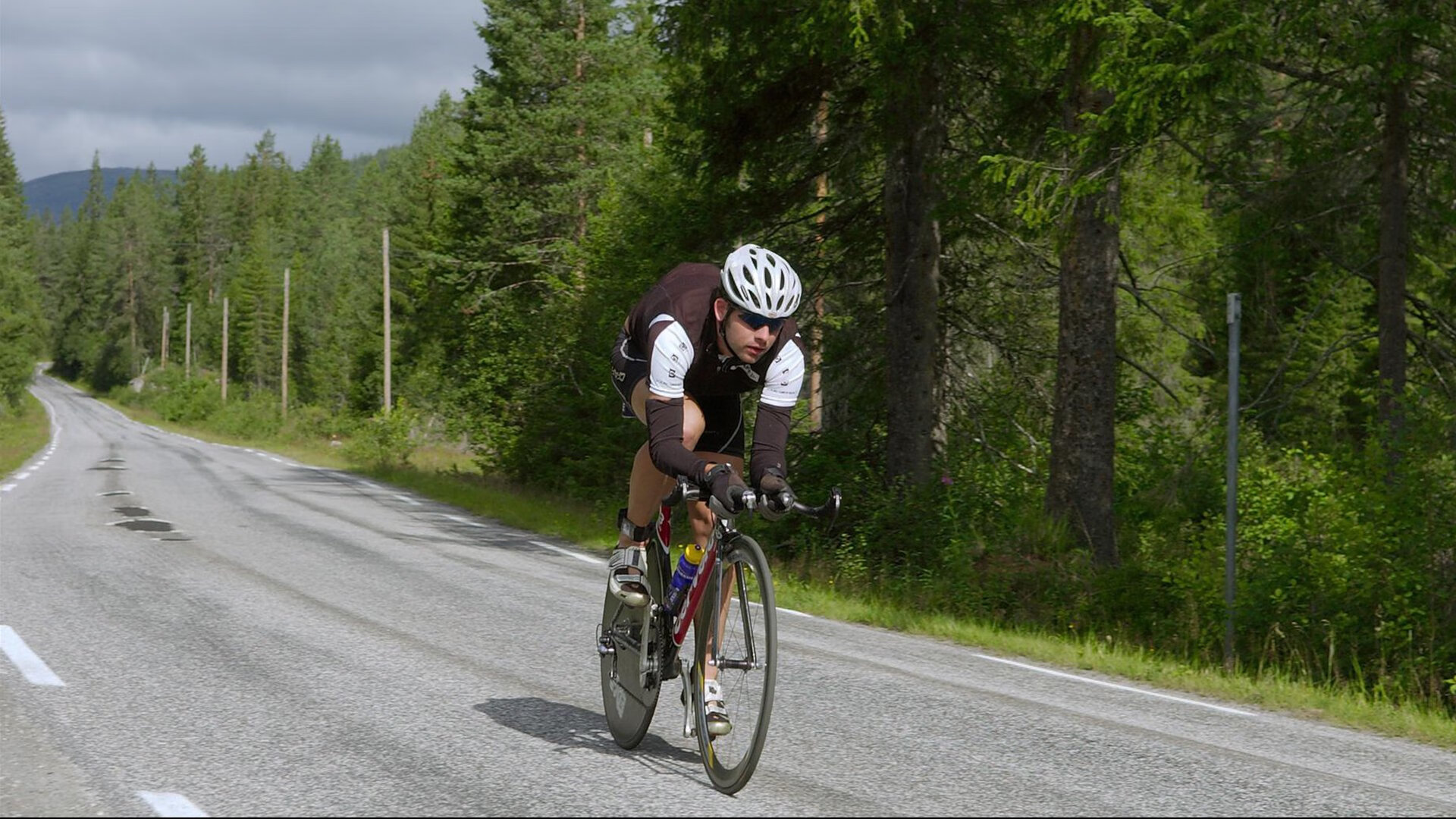 广东队提前终结悬念掘金，克莱关键节点连续得分